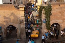 Image du Maroc Professionnelle de  Médina de Casablanca quelque soit l'angle choisi , des amas de caisses, d'objets ou de poubelles empestent ce lieu malgré qu'il fait partie du patrimoine historique de la Médina de Casablanca. El Bab E Jdid subit une dégradation due au vieillissement et à l’absence d’entretien, mais surtout au voisinage qui ne respect rien pour se protéger du soleil une bâche a été accroché à gauche avec du ciment sur la muraille de la ville au Boulevard Tahar El Aloui, ex (2e Tirailleurs). Par ailleurs les deux petites portes réservées aux passage des piétons sont devenue la propriété des cafés qui se situent de chaque côté de la porte dont on aperçoit quelques chaises, Vendredi 10 juillet 2009. (Photo / Abdeljalil Bounhar) 